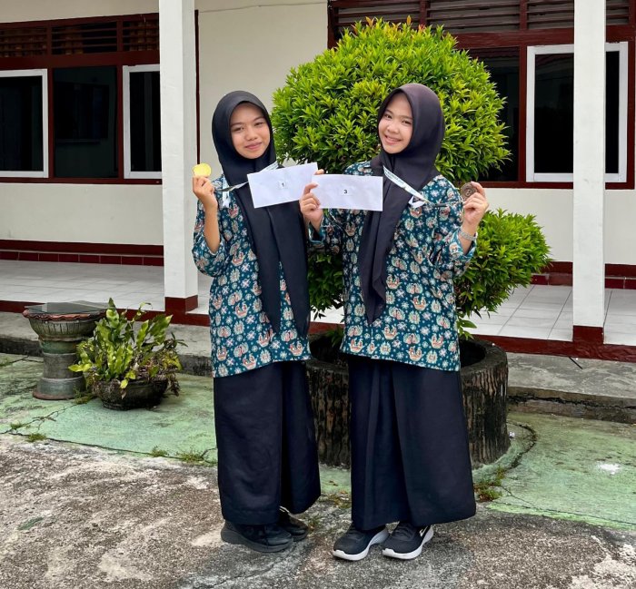 Gemilang di OMI Tingkat Kabupaten, Della Juniza Juara I Fisika dan Keyla Utari Juara III Matematika Gemilang di OMI Tingkat Kabupaten, Della Juniza Juara I Fisika dan Keyla Utari Juara III Matematika