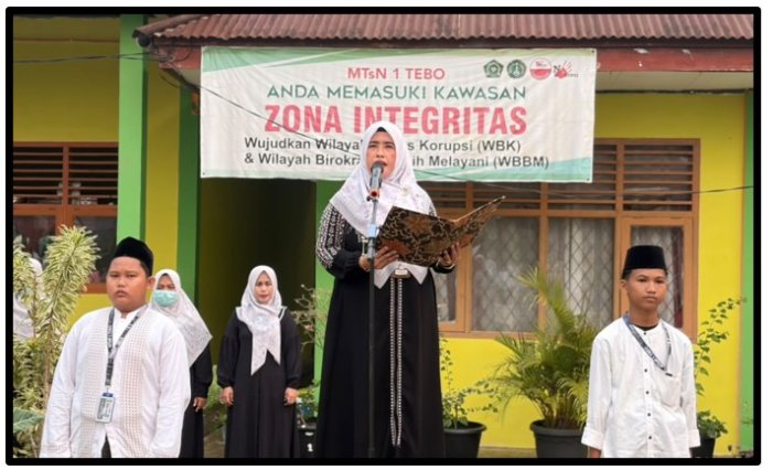 Peringati Hari Santri, MTsN 1 Tebo Gelar Upacara Khidmat di Lapangan Hijau Madrasah
