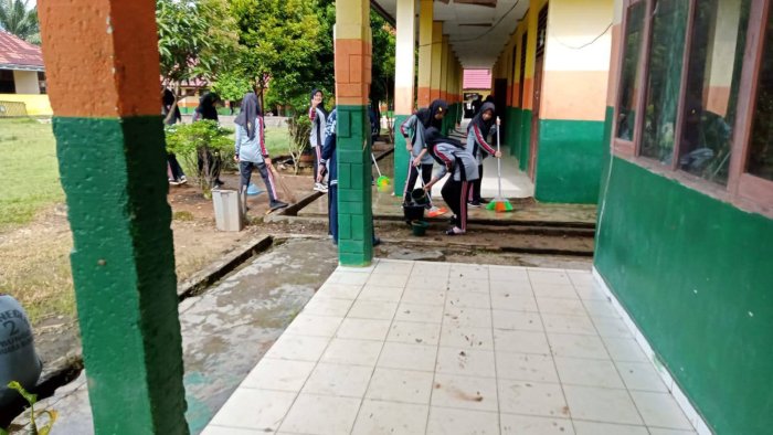Siswa Kelas VIII F MTsN 2 Bungo Gelar Aksi Bersih-Bersih Siswa Kelas VIII F MTsN 2 Bungo Gelar Aksi Bersih-Bersih