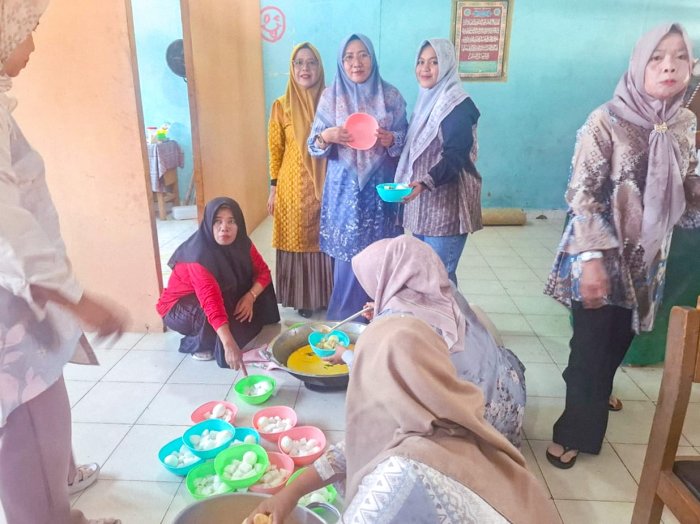 MTsN 1 Bungo Gelar Sabtu Ceria: Guru dan GTK Masak dan Makan Bersama, Eratkan Silaturahmi di Akhir Pekan MTsN 1 Bungo Gelar Sabtu Ceria: Guru dan GTK Masak dan Makan Bersama, Eratkan Silaturahmi di Akhir Pekan