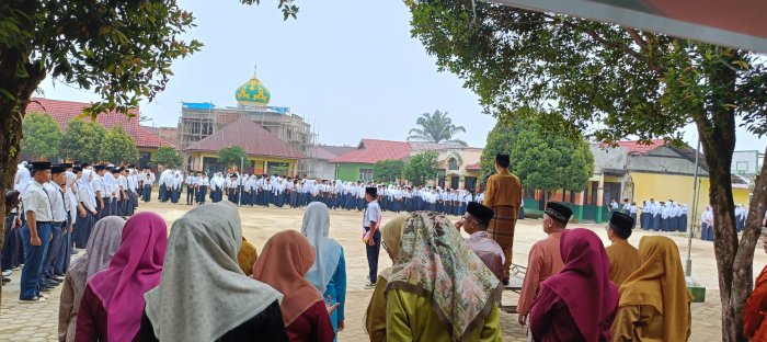 Siswa MTsN 2 Bungo Laksanakan Upacara Rutin Senin di Tengah Kabut Pagi yang Khidmat Siswa MTsN 2 Bungo Laksanakan Upacara Rutin Senin di Tengah Kabut Pagi yang Khidmat