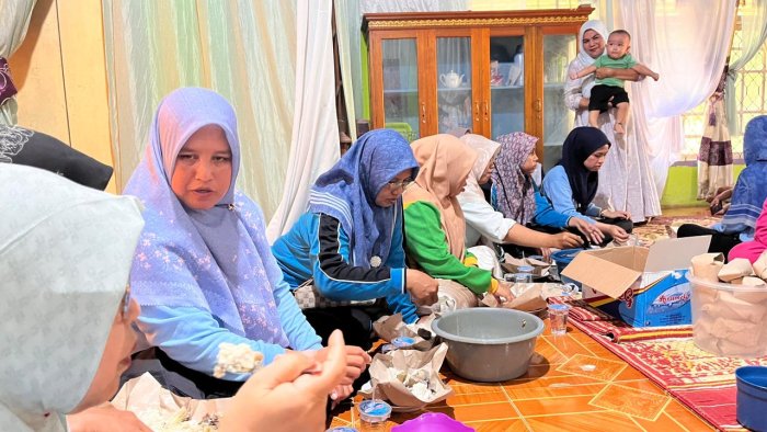 Dharma Wanita Persatuan MTsN 5 Tebo Hadiri Acara Pernikahan Ananda Munawaroh Dharma Wanita Persatuan MTsN 5 Tebo Hadiri Acara Pernikahan Ananda Munawaroh