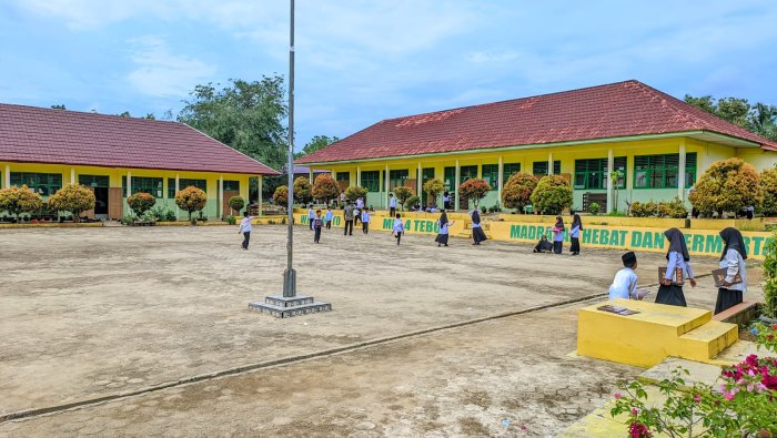 Bersiap Jadi Petugas Upacara Terakhir Semester Ganjil, Kelas 5A MIN 4 Tebo Latihan Lebih Awal