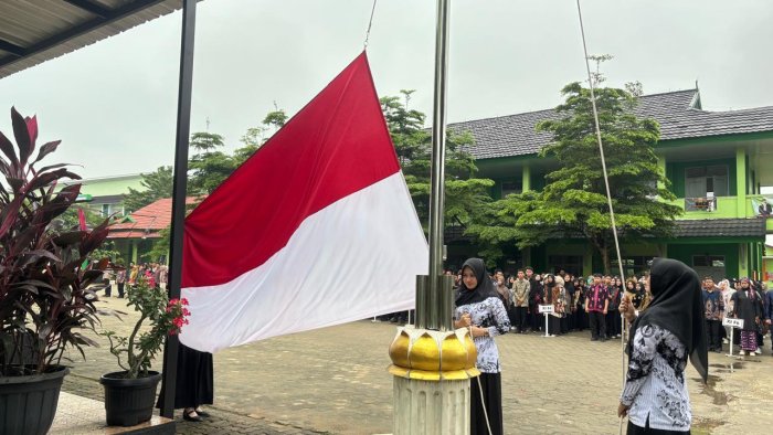 Keanggunan di Balik Tiang Bendera: Pengibaran Sang Saka oleh Trio Guru MAN 2 Kota Jambi Tinggalkan Kesan Mendalam Keanggunan di Balik Tiang Bendera: Pengibaran Sang Saka oleh Trio Guru MAN 2 Kota Jambi Tinggalkan Kesan Mendalam