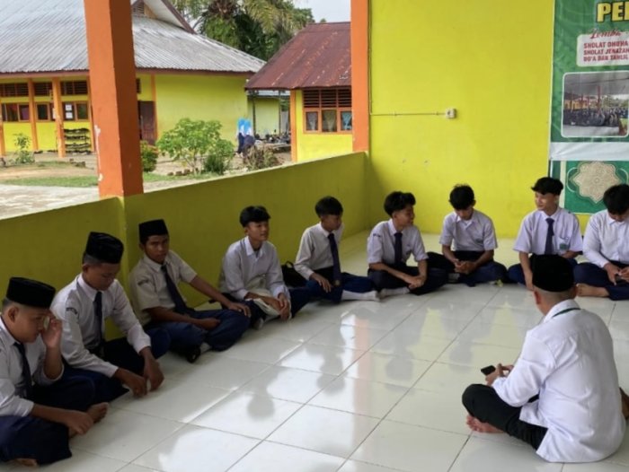 Guru MTsN 1 Tebo Tingkatkan Kecintaan Siswa Pada Al-Qur'an Bimbingan Bacaan Surah As-Sajadah Secara Masif Guru MTsN 1 Tebo Tingkatkan Kecintaan Siswa Pada Al-Qur'an Bimbingan Bacaan Surah As-Sajadah Secara Masif