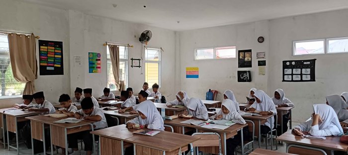 Siswa MTsN 2 Bungo Gelar Literasi Pagi di Kelas