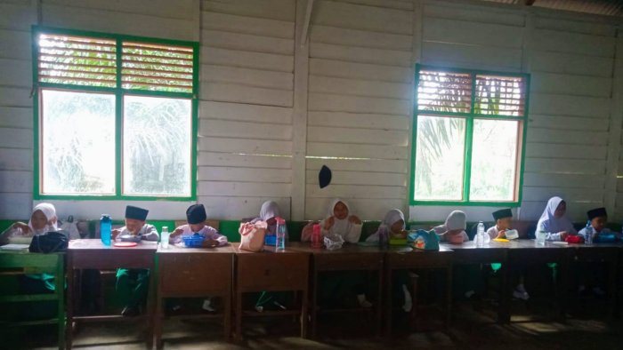 Sarapan Bersama Siswa Kelas 2A MIN 4 Tebo Wujud Kebersamaan di Pagi Hari