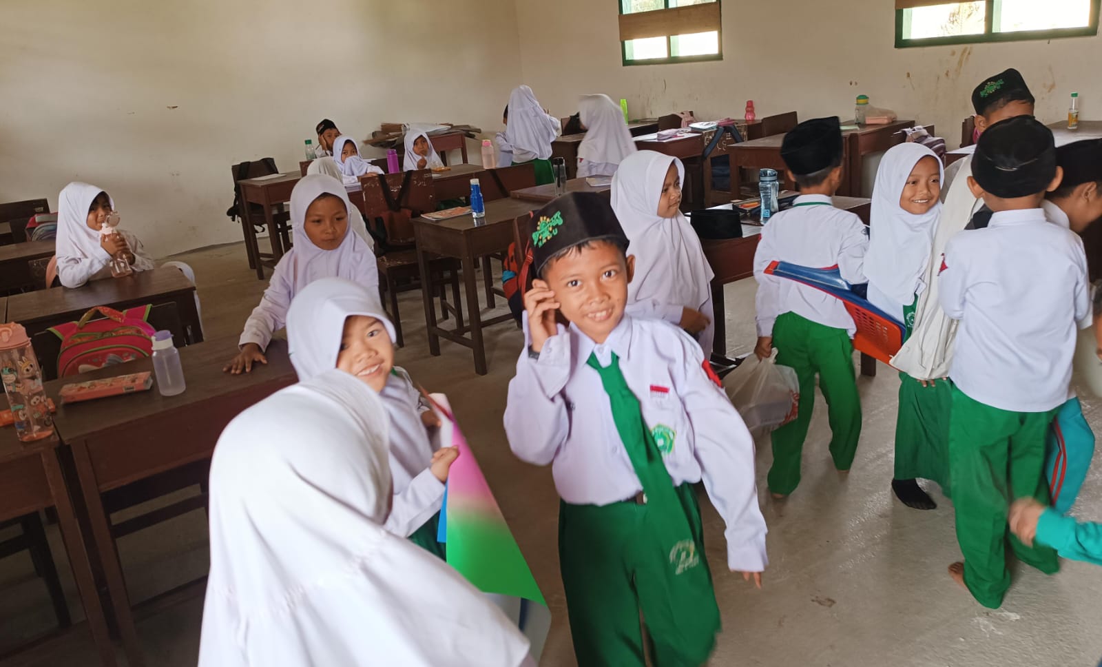 Wajah Ceria Siswa Kelas 1 MIN 4 Tebo Menempati Ruang Kelas Baru