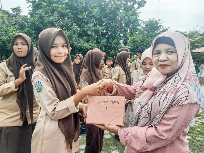 Semangat Juara Warnai Apel Penerimaan Rapor MTsN 1 Bungo, Pemenang Classmeeting Terima Penghargaan Semangat Juara Warnai Apel Penerimaan Rapor MTsN 1 Bungo, Pemenang Classmeeting Terima Penghargaan