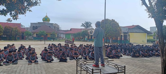 Usai Senam Sehat, Waka Humas Sampaikan Arahan kepada Seluruh Siswa MTsN 2 Bungo Usai Senam Sehat, Waka Humas Sampaikan Arahan kepada Seluruh Siswa MTsN 2 Bungo