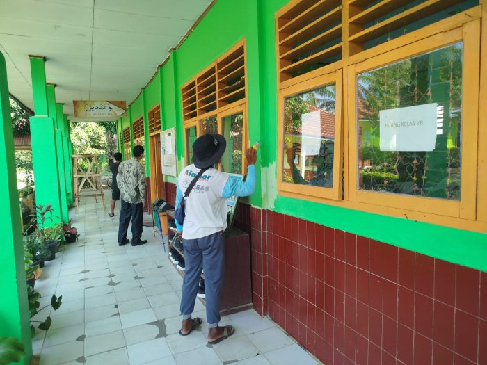 MIN 3 Tebo Lakukan Pemeliharaan Gedung Madrasah