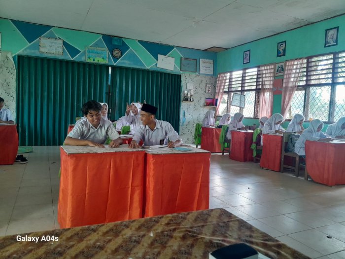 Semangat Tak Padam di Bawah Langit Mendung, Siswa MAN 2 Bungo Tetap Antusias Belajar