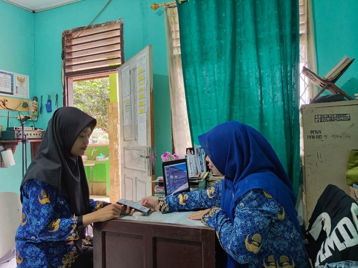 Wali Kelas VIIC MTsN 1 Bungo Konsultasikan Masalah Peserta Didik dengan Waka Kurikulum