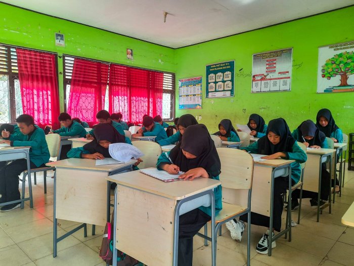 ASAS Ganjil MTsN 1 Bungo Memasuki Hari terakhir, Mata Pelajaran Bahasa Arab Jadi Pembuka Ujian ASAS Ganjil MTsN 1 Bungo Memasuki Hari terakhir, Mata Pelajaran Bahasa Arab Jadi Pembuka Ujian