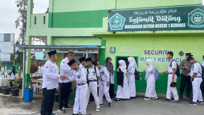 Langkah Kecil, Dampak Besar: Guru MAN 1 Kerinci Tanamkan Disiplin Sejak Gerbang Langkah Kecil, Dampak Besar: Guru MAN 1 Kerinci Tanamkan Disiplin Sejak Gerbang