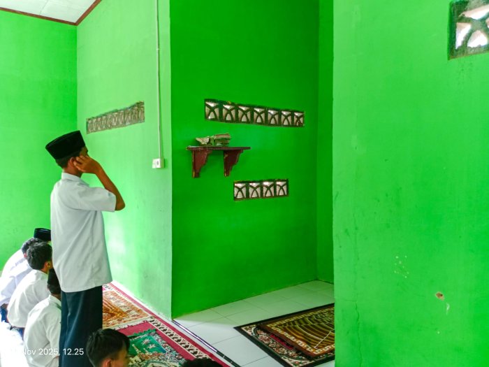 Jadi Muazin Hari Ini, Dirga Firman Ubaid Pimpin Panggilan Salat di MTsN 1 Bungo Jadi Muazin Hari Ini, Dirga Firman Ubaid Pimpin Panggilan Salat di MTsN 1 Bungo