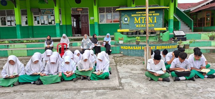 SARI TEAJUZ: Hari Kedua Petugas Kelas IXB