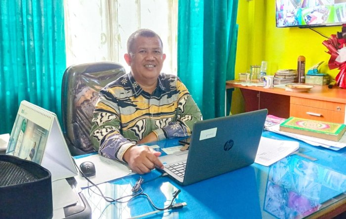 Semarak Hari Batik Nasional, Guru MTsN 1 Bungo Kenakan Batik Kebanggaan