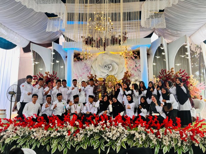 Keluarga Besar MTsN 5 Tebo Hadiri Resepsi Pernikahan Staf