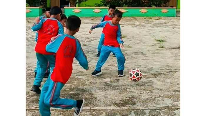 Keceriaan Murid Kelas 3B MIN 4 Tebo Bisa Kembali Berolahraga di Luar Ruangan