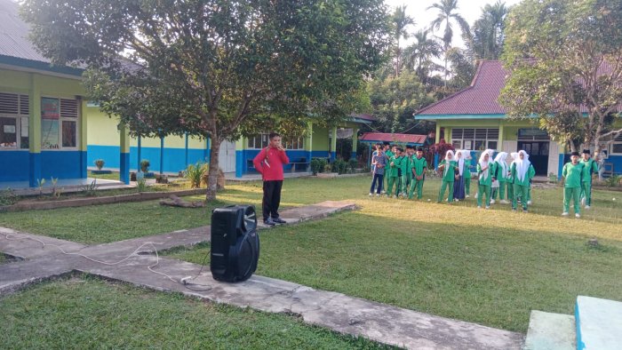 Siswa MTsN 5 Tebo Gotong Royong Sambut Bulan Suci Ramadan, OSIM Gelar Pembuatan TOGA