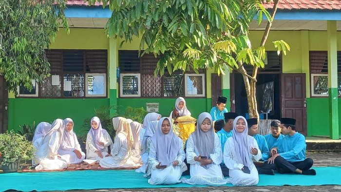 Luar Biasa, Drama Musikalisasi Siswa Kelas XI A : Marhaban Menyambut Kelahiran Anak. Luar Biasa, Drama Musikalisasi Siswa Kelas XI A : Marhaban Menyambut Kelahiran Anak.