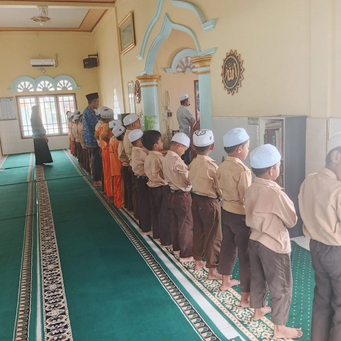 Siswa Siswi MIN 1 Muaro Jambi Laksanakan Salat Zuhur Berjamaah