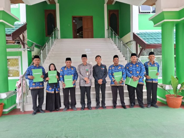 Staf MTsN 5 Tebo, Bani Zaki Resmi Terima SK PPPK di Kanwil Kemenag Jambi Staf MTsN 5 Tebo, Bani Zaki Resmi Terima SK PPPK di Kanwil Kemenag Jambi