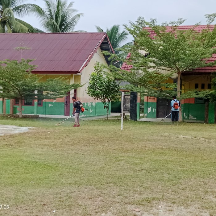Ciptakan Lingkungan Nyaman, Tenaga Kependidikan MTsN 1 Bungo Gelar Gotong Royong Bersama Ciptakan Lingkungan Nyaman, Tenaga Kependidikan MTsN 1 Bungo Gelar Gotong Royong Bersama