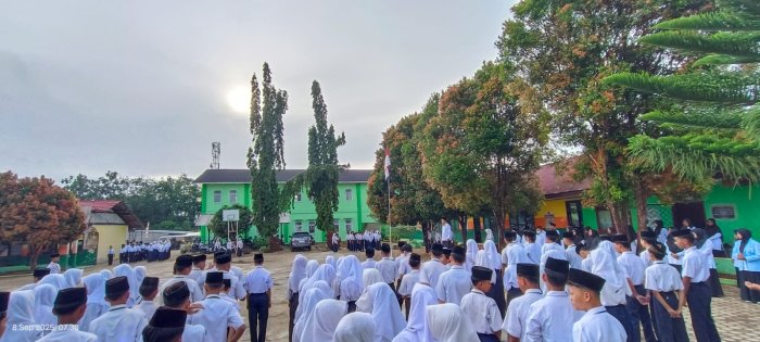 Upacara Bendera Senin di MTsN 2 Bungo Upacara Bendera Senin di MTsN 2 Bungo
