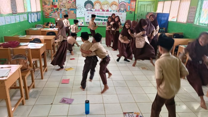Kelas 5B MIN 4 Tebo Asah Kemampuan Literasi dan Numerasi dengan Permainan Beruang Bercerita Kelas 5B MIN 4 Tebo Asah Kemampuan Literasi dan Numerasi dengan Permainan Beruang Bercerita