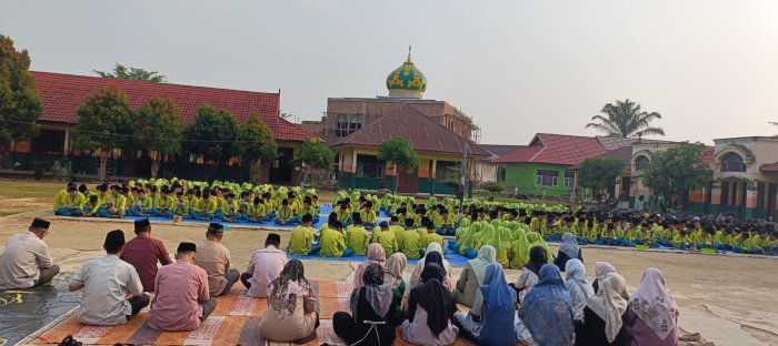 Kegiatan Tahlil dan Doa Jumat: Kelas IX.F Pimpin dengan Khidmat di Lapangan Utama MTsN 2 Bungo Kegiatan Tahlil dan Doa Jumat: Kelas IX.F Pimpin dengan Khidmat di Lapangan Utama MTsN 2 Bungo