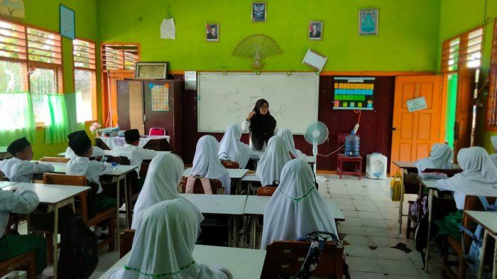 Tanamkan Semangat Belajar, Ibu Uliya, S.Pd.I Berikan Materi Bahasa Arab Dan Motivasi Tanamkan Semangat Belajar, Ibu Uliya, S.Pd.I Berikan Materi Bahasa Arab Dan Motivasi