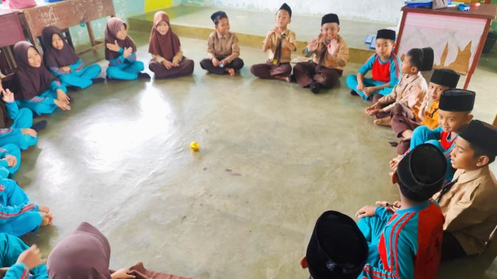 Belajar dengan Gasing, Cara Kelas 3B MIN 4 Tebo Hidupkan Pembelajaran