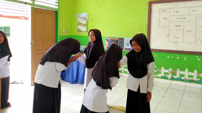 Kelas 5B MIN 4 Tebo Belajar Praktik Bersalaman Sebagai Adab Bertemu Orang Dewasa