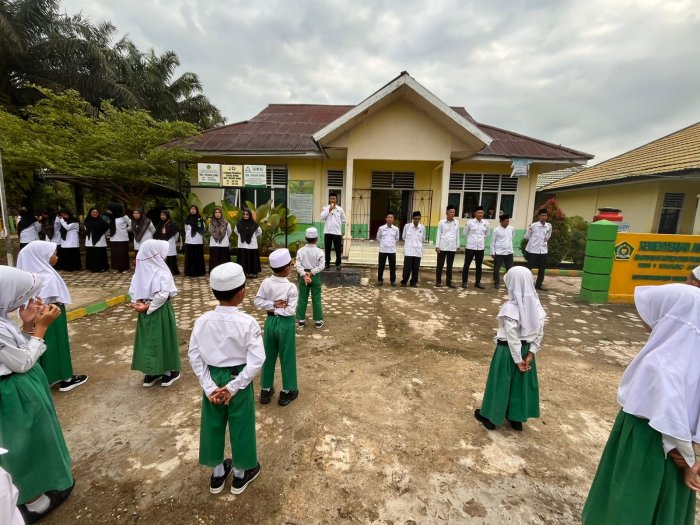 Pimpin Apel Senin Pagi, Kepala MIN 1 Muaro Jambi Tekankan Kedisiplinan Siswa Siswi dan Majlis Guru Pimpin Apel Senin Pagi, Kepala MIN 1 Muaro Jambi Tekankan Kedisiplinan Siswa Siswi dan Majlis Guru