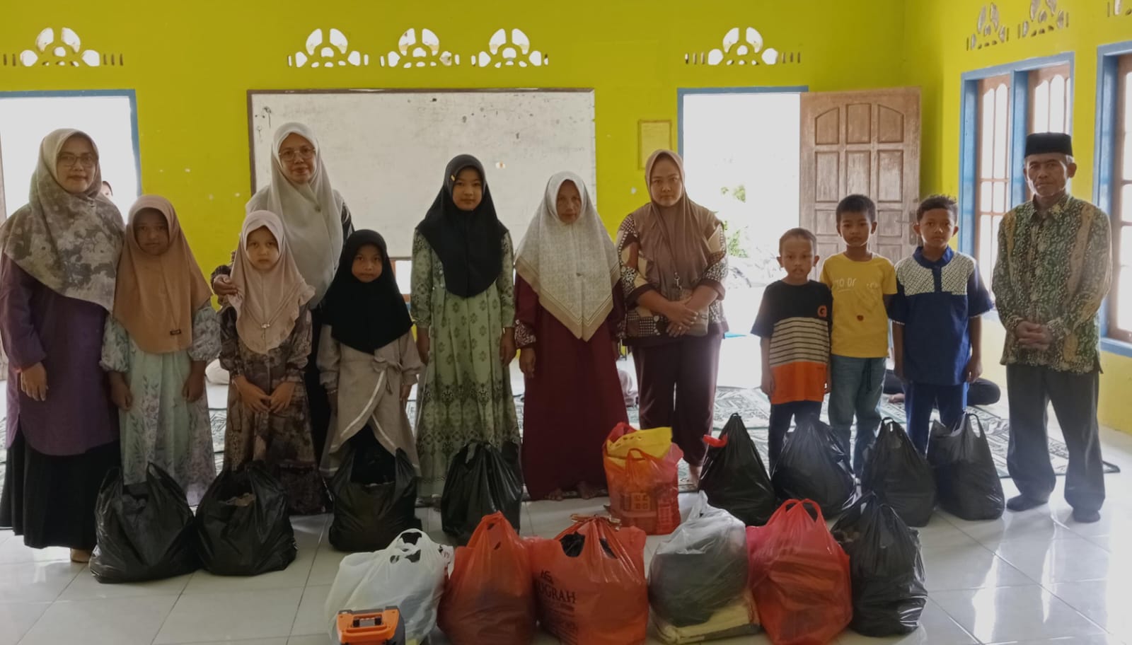 MIN 4 Tebo Siapkan 15 Paket Sembako untuk Lebaran Yatim MIN 4 Tebo Siapkan 15 Paket Sembako untuk Lebaran Yatim