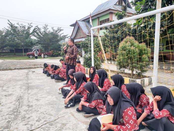 Pembiasaan Pagi Hari Kedua Berjalan Khidmat, Kepala MTsN 1 Bungo Berikan Motivasi Awali Kegiatan