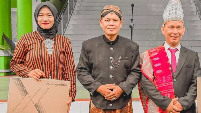 Guru MTsN 3 Kota Jambi Terima Apresiasi Guru Berprestasi pada Upacara HGN 2025 di Kanwil Kemenag Jambi