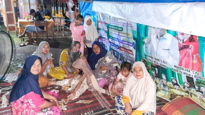 Kebersamaan dan Kekompakan: Ka.Ur TU dan Guru MTsN 1 Bungo Ikut Menginap di Tenda Putri Kebersamaan dan Kekompakan: Ka.Ur TU dan Guru MTsN 1 Bungo Ikut Menginap di Tenda Putri