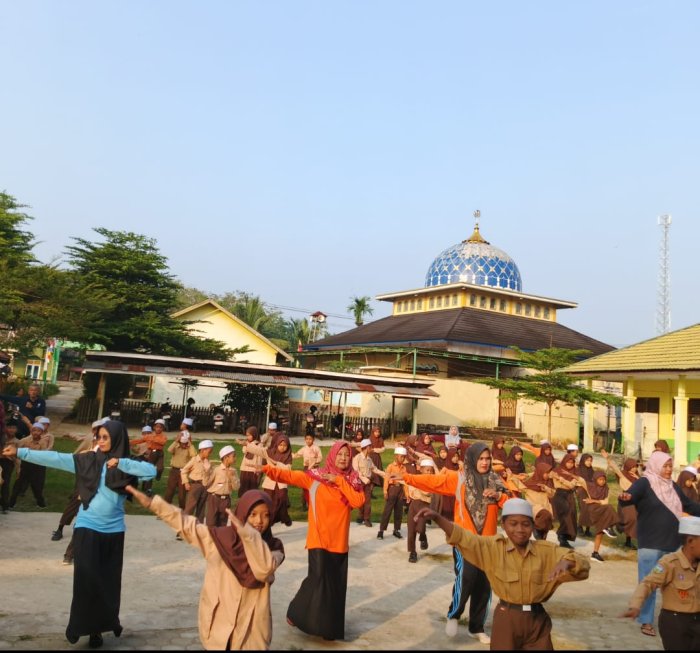 #Senam Pagi Ceria Bersama Siswa didampingi majlis Guru di Madrasah #Senam Pagi Ceria Bersama Siswa didampingi majlis Guru di Madrasah