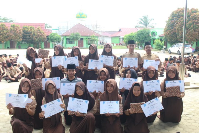 Kelas Juara Class Meeting MTsN 2 Bungo Terima Penghargaan Kelas Juara Class Meeting MTsN 2 Bungo Terima Penghargaan
