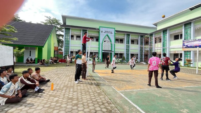 Babak Final Panas, Pembina OSIM Abdul Muis Turun Langsung Kawal Pertandingan Babak Final Panas, Pembina OSIM Abdul Muis Turun Langsung Kawal Pertandingan