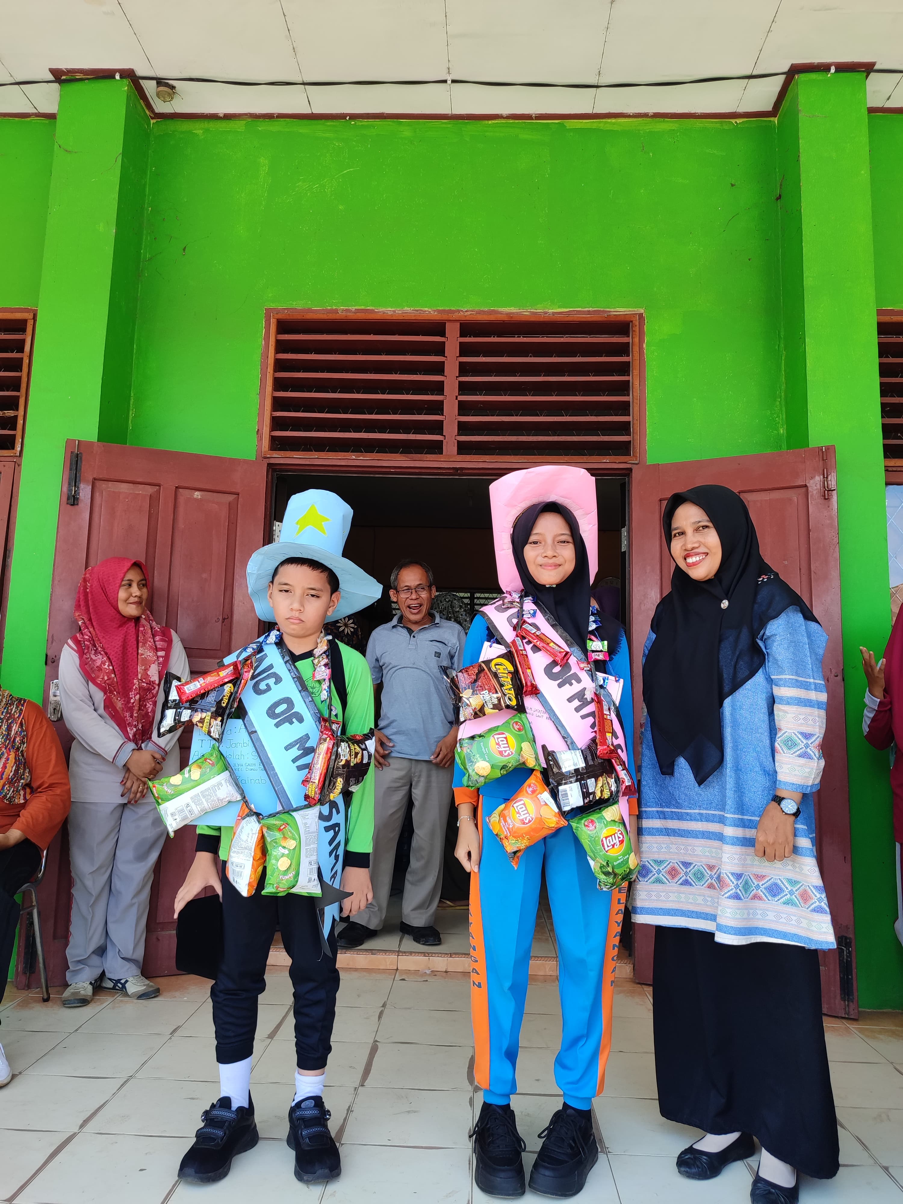 Penutupan MATSAMA di MTsN 1 Kota Jambi Dimeriahkan dengan Gotong Royong dan Pembagian Hadiah Penutupan MATSAMA di MTsN 1 Kota Jambi Dimeriahkan dengan Gotong Royong dan Pembagian Hadiah