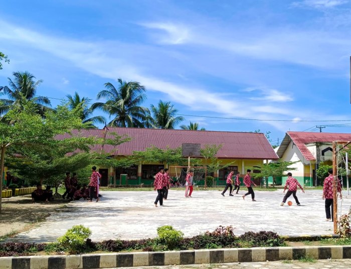 Melepas Penat Usai Ujian: Siswa MTsN 1 Bungo Serbu Lapangan dengan Semangat Bola Melepas Penat Usai Ujian: Siswa MTsN 1 Bungo Serbu Lapangan dengan Semangat Bola