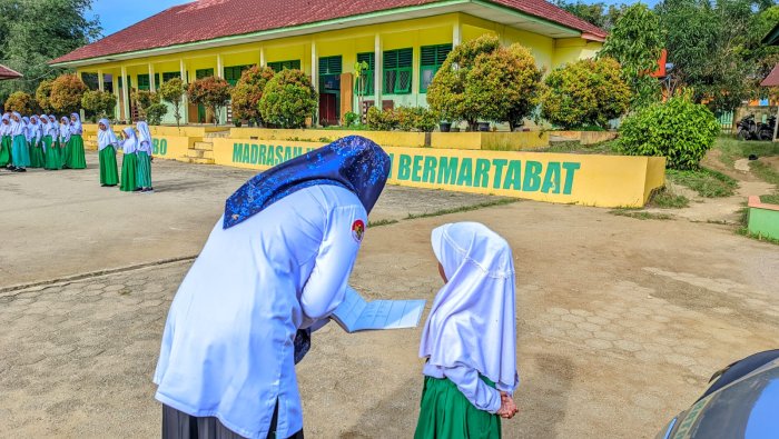 Disiplin Meningkat, Hanya Satu Siswa MIN 4 Tebo Terlambat Upacara