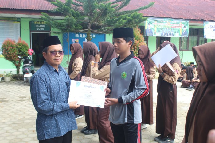 Semangat dan Strategi Antar Siswa VII A Raih Juara Pertama Ludo King Semangat dan Strategi Antar Siswa VII A Raih Juara Pertama Ludo King