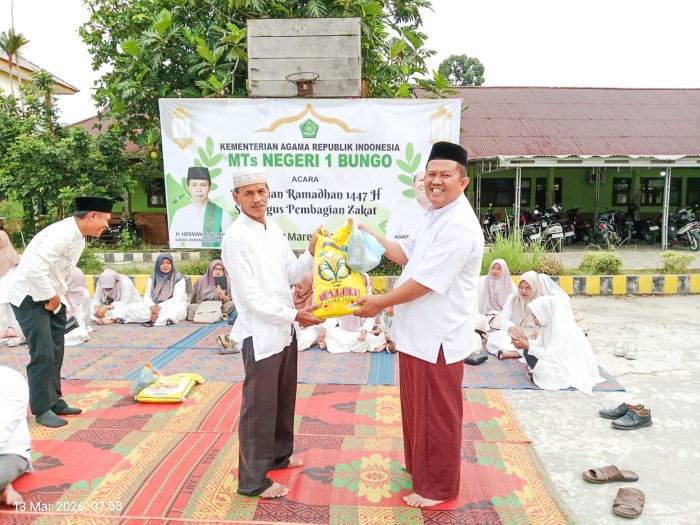 Penuh Kepedulian, MTsN 1 Bungo Salurkan Zakat Profesi ASN kepada Wali Peserta Didik yang Berhak Penuh Kepedulian, MTsN 1 Bungo Salurkan Zakat Profesi ASN kepada Wali Peserta Didik yang Berhak