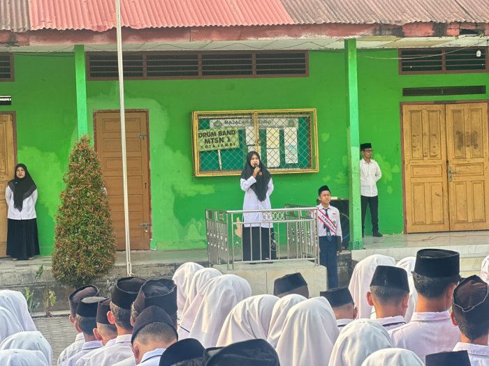 Upacara Bendera Senin di MTsN 1 Kota Jambi Tanamkan Nilai Disiplin dan Kerapian