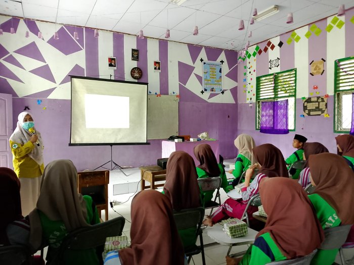Edukasi Sejak Dini, Siswa MTsN 5 Tebo Ikuti Penyuluhan Kesehatan Reproduksi